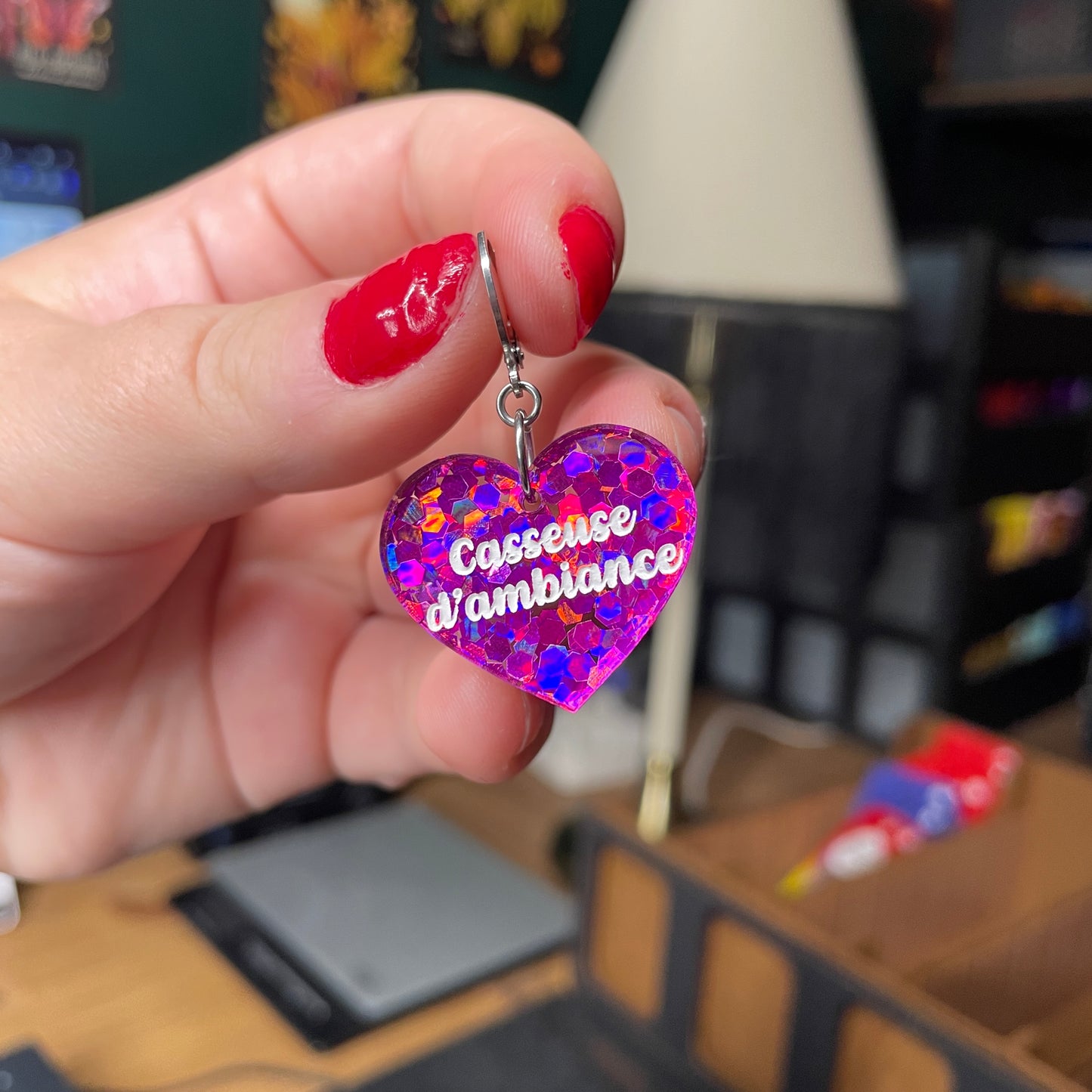 [A l'unité] Petites boucle d'oreille coeur pendante "Casseuse d'ambiance" en acrylique semi transparente avec des confettis fuchsia