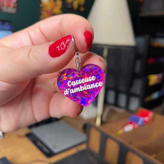 [A l'unité] Petites boucle d'oreille coeur pendante "Casseuse d'ambiance" en acrylique semi transparente avec des confettis fuchsia