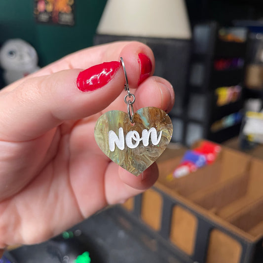 [A l'unité] Petites boucle d'oreille coeur pendante "Non" en acrylique marbrée marron et bleue