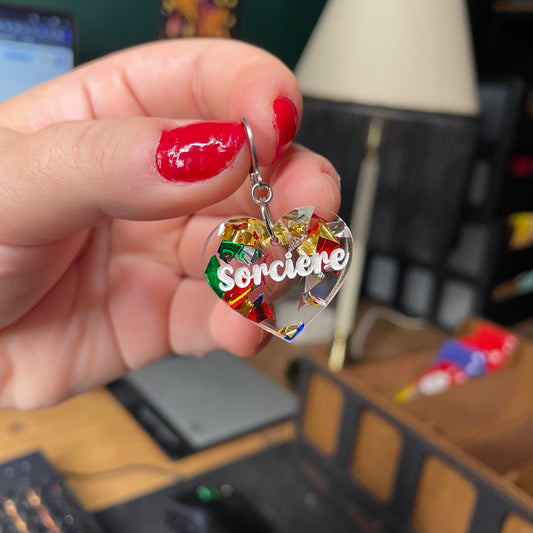 [A l'unité] Petites boucle d'oreille coeur pendante "Sorcière" en acrylique japonaise transparente avec des confettis multicolores