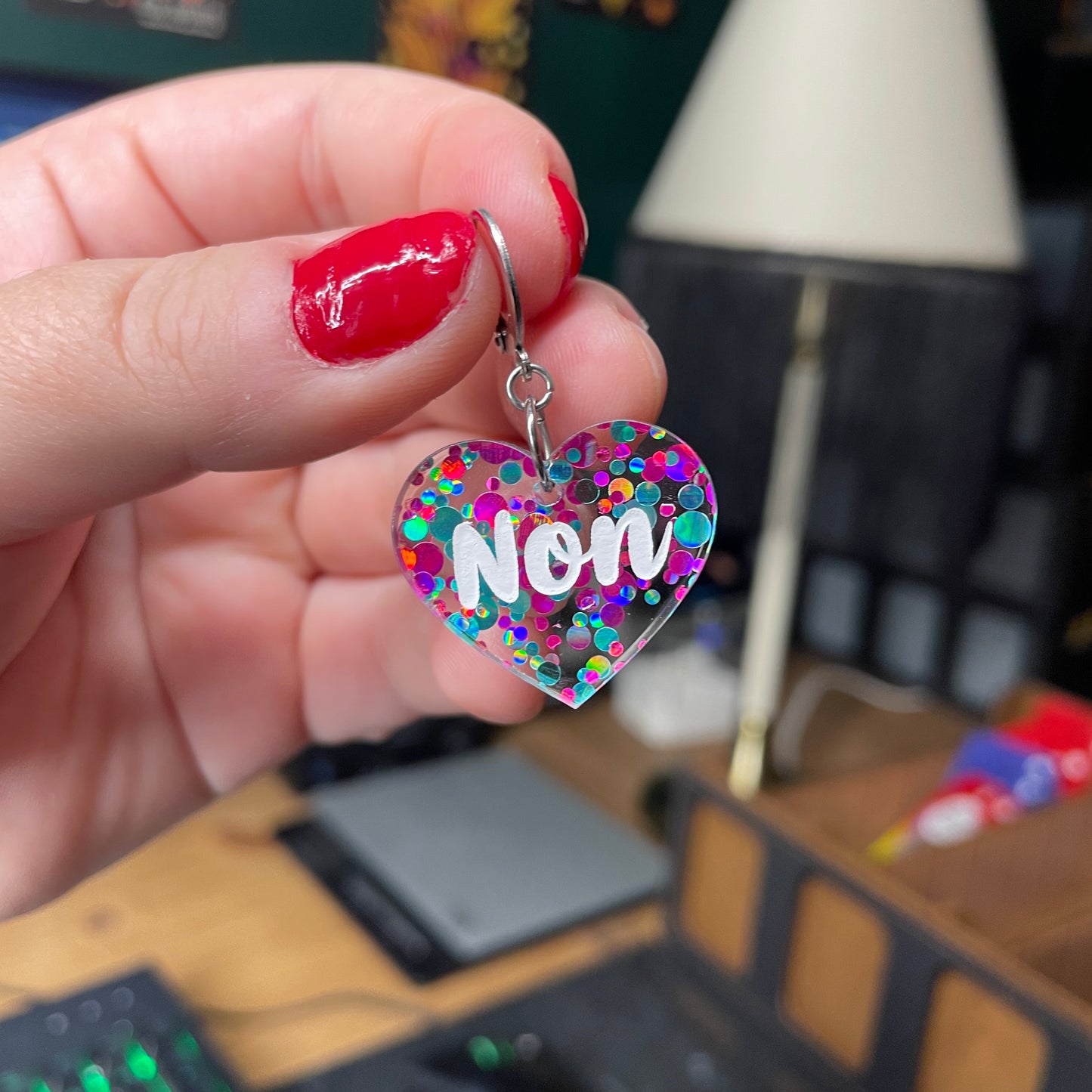 [A l'unité] Petites boucle d'oreille coeur pendante "Non" en acrylique semi transparente avec des pois roses et bleus