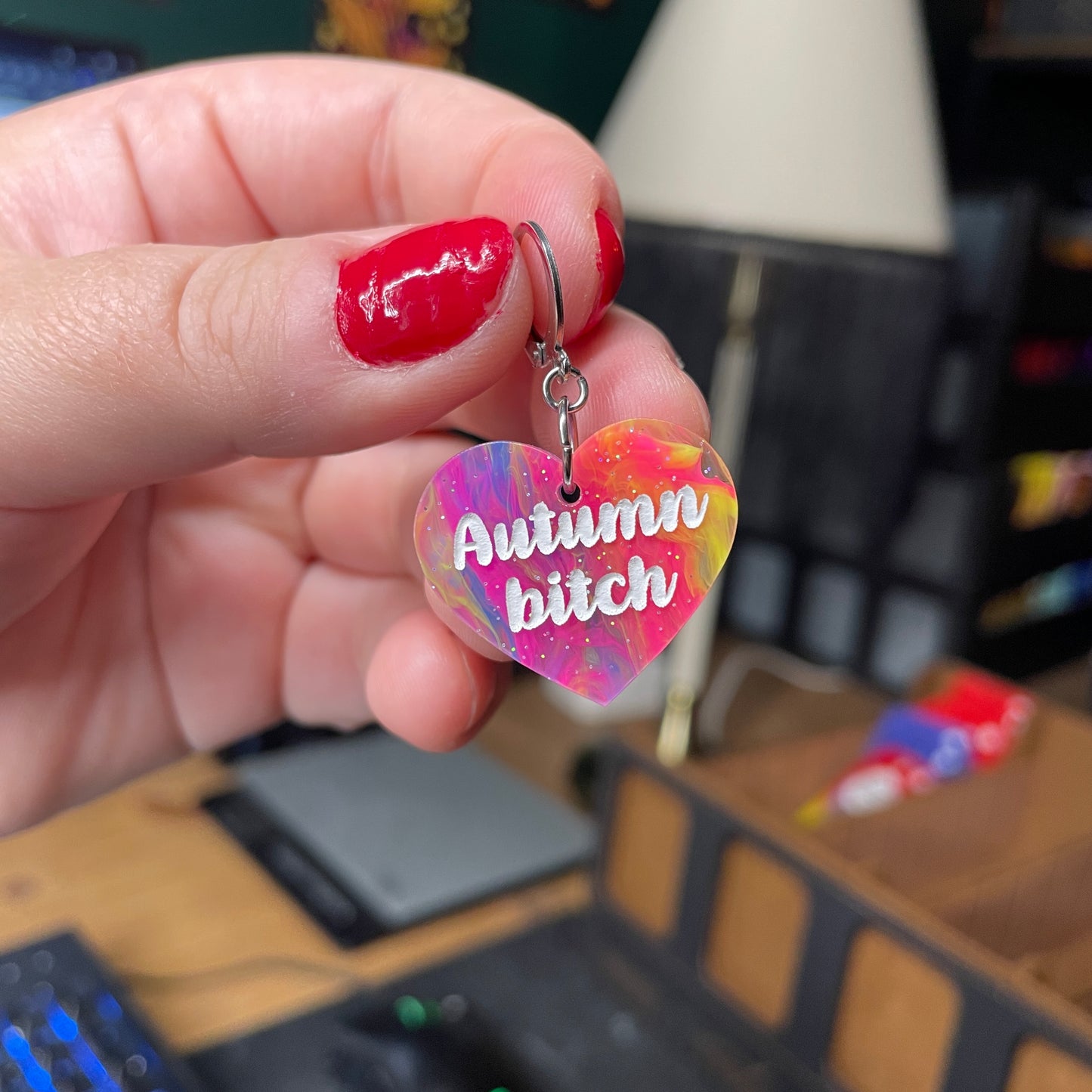 [A l'unité] Petites boucle d'oreille coeur pendante "Autumn bitch" en acrylique semi transparente marbrée multicolore
