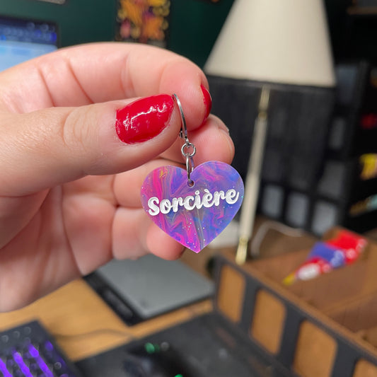 [A l'unité] Petites boucle d'oreille coeur pendante "Sorcière" en acrylique semi transparente marbrée multicolore