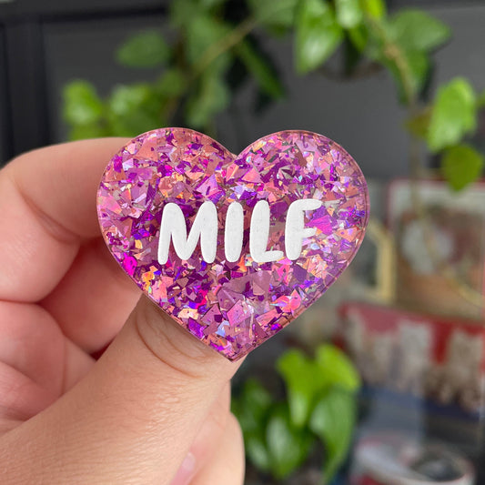 [CONTRÔLE TECHNIQUE] Broche "MILF" en acrylique transparente avec des confettis roses et violets