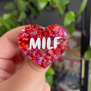 [CONTRÔLE TECHNIQUE] Broche "MILF" en acrylique transparente avec des confettis rouges et roses