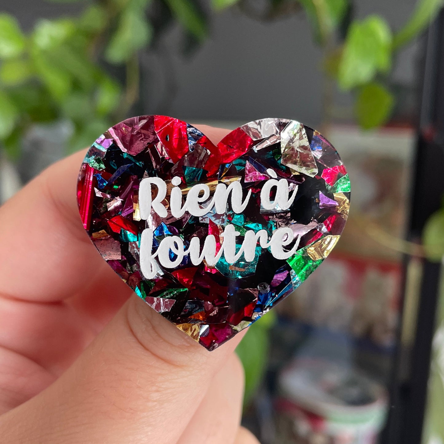 [CONTRÔLE TECHNIQUE] Broche "Rien à foutre" en acrylique à gros confettis multicolores