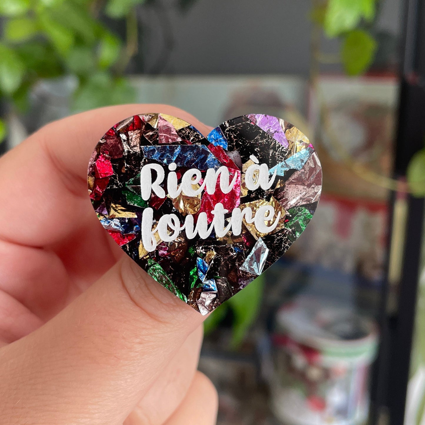 [CONTRÔLE TECHNIQUE] Broche "Rien à foutre" en acrylique à gros confettis multicolores