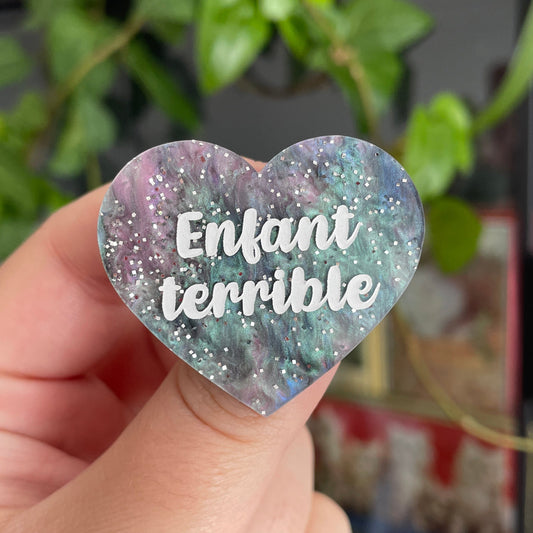 [CONTRÔLE TECHNIQUE] Broche "Enfant terrible" en acrylique marbrée grise et rose à paillettes