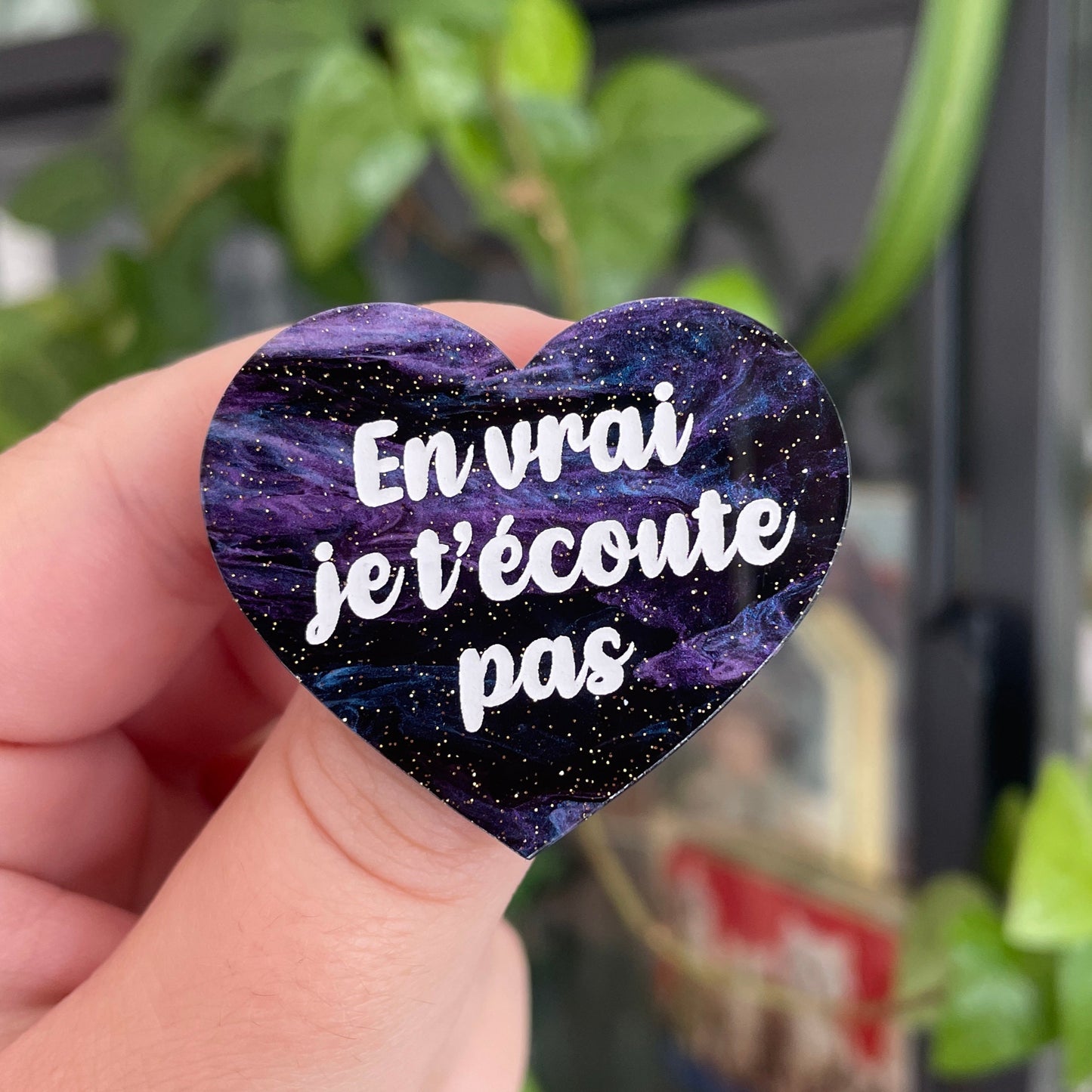 [CONTRÔLE TECHNIQUE] Broche "En vrai je t'écoute pas" en acrylique marbrée bleue, noire et violette à paillettes