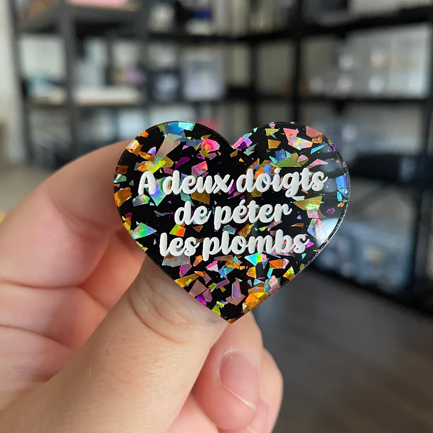 [CONTRÔLE TECHNIQUE] Broche "A deux doigts de péter les plombs" en acrylique noire avec des éclats de confettis multicolores