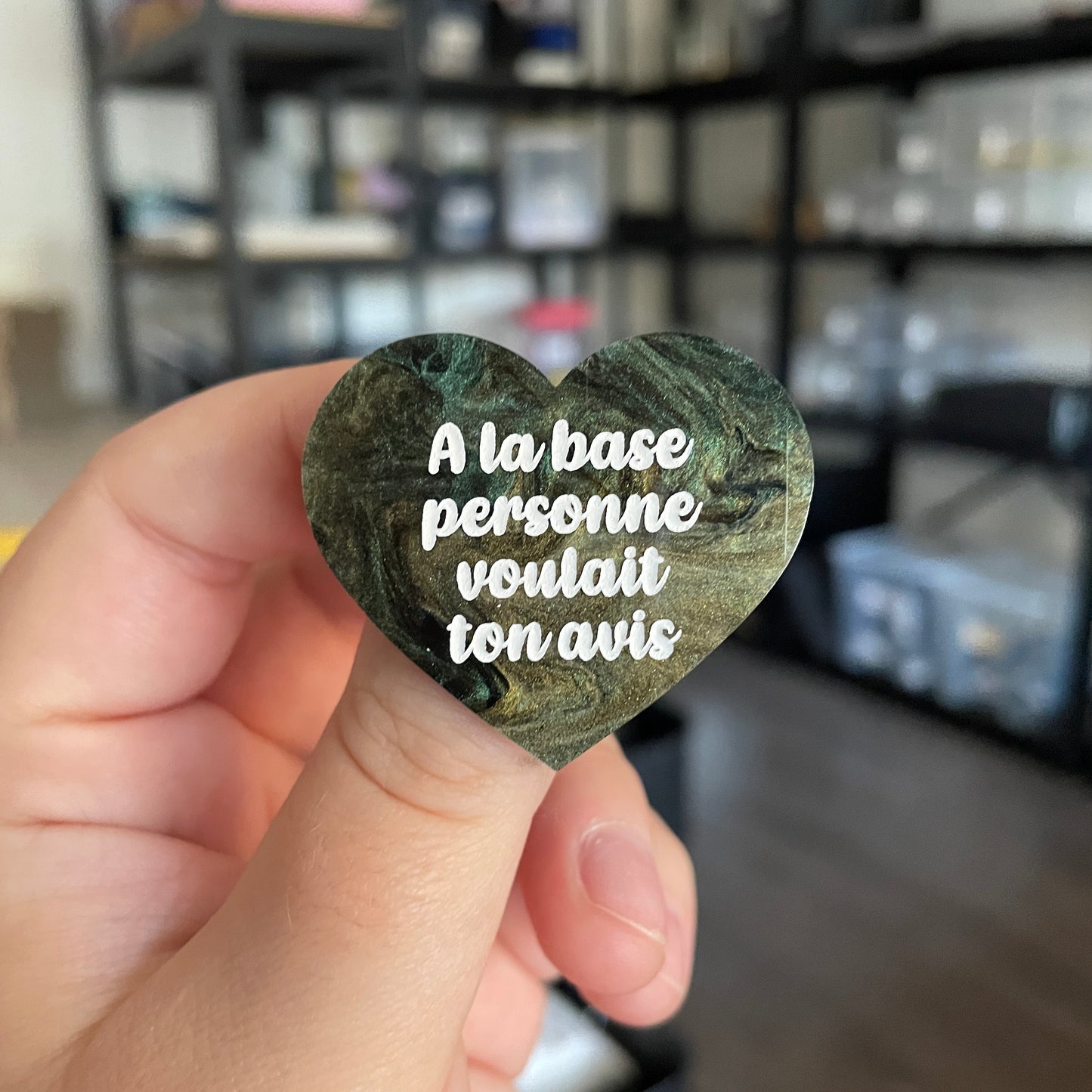 [CONTRÔLE TECHNIQUE] Broche "A la base personne voulait ton avis" en acrylique marbrée noire, verte et dorée