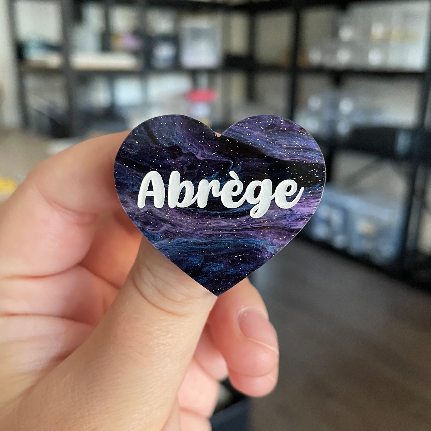 [CONTRÔLE TECHNIQUE] Broche "Abrège" en acrylique marbrée noire, bleue et violette à paillettes
