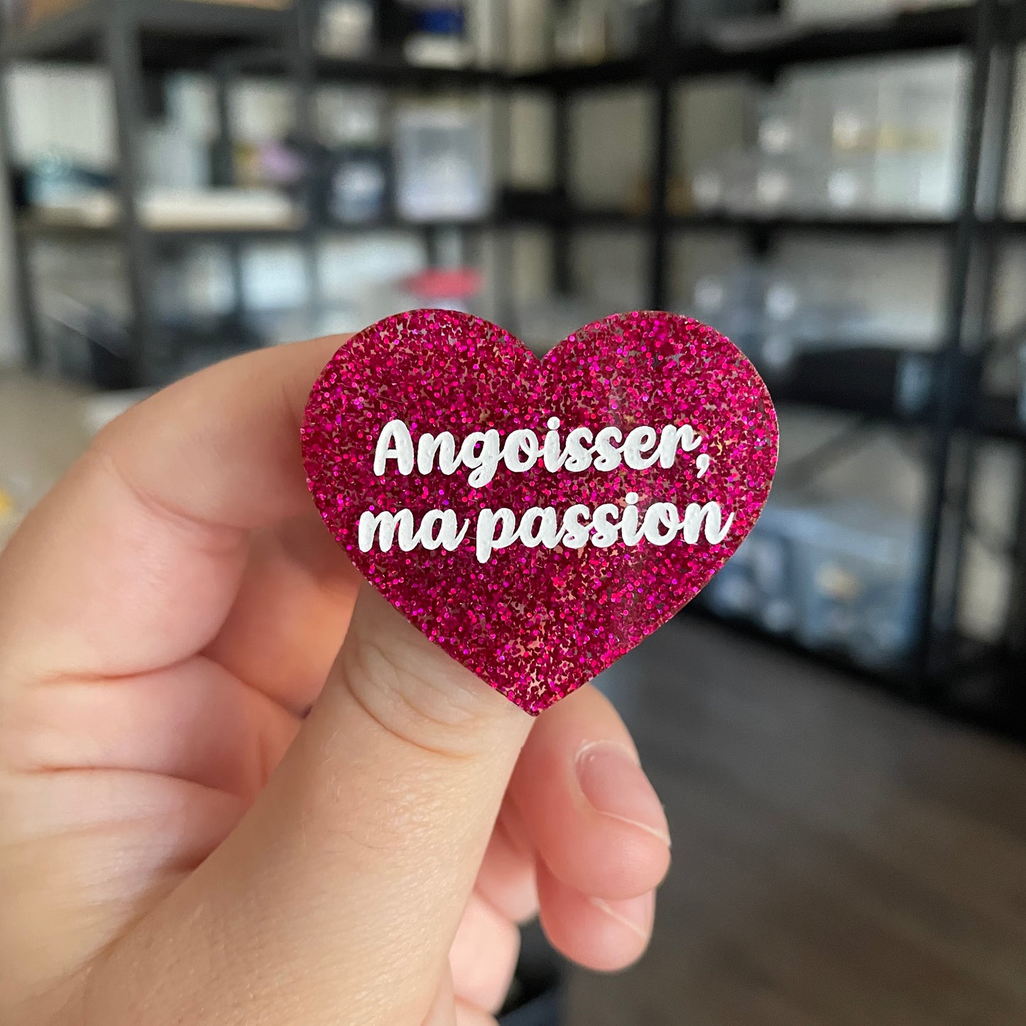 [CONTRÔLE TECHNIQUE] Broche "Angoisser, ma passion" en acrylique à paillettes roses