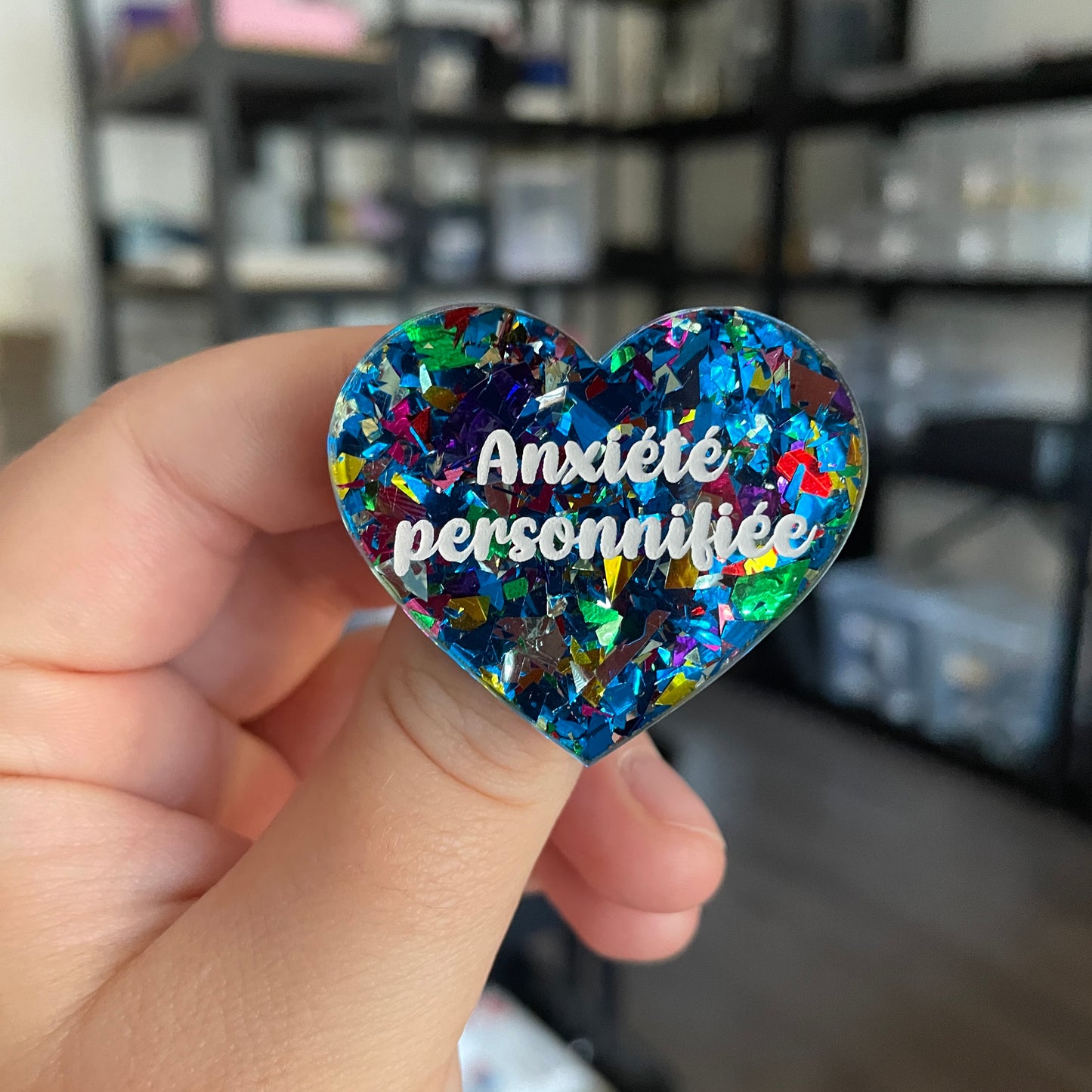 [CONTRÔLE TECHNIQUE] Broche "Anxiété personnifiée" en acrylique transparente avec des éclats de confettis bleus et multicolores
