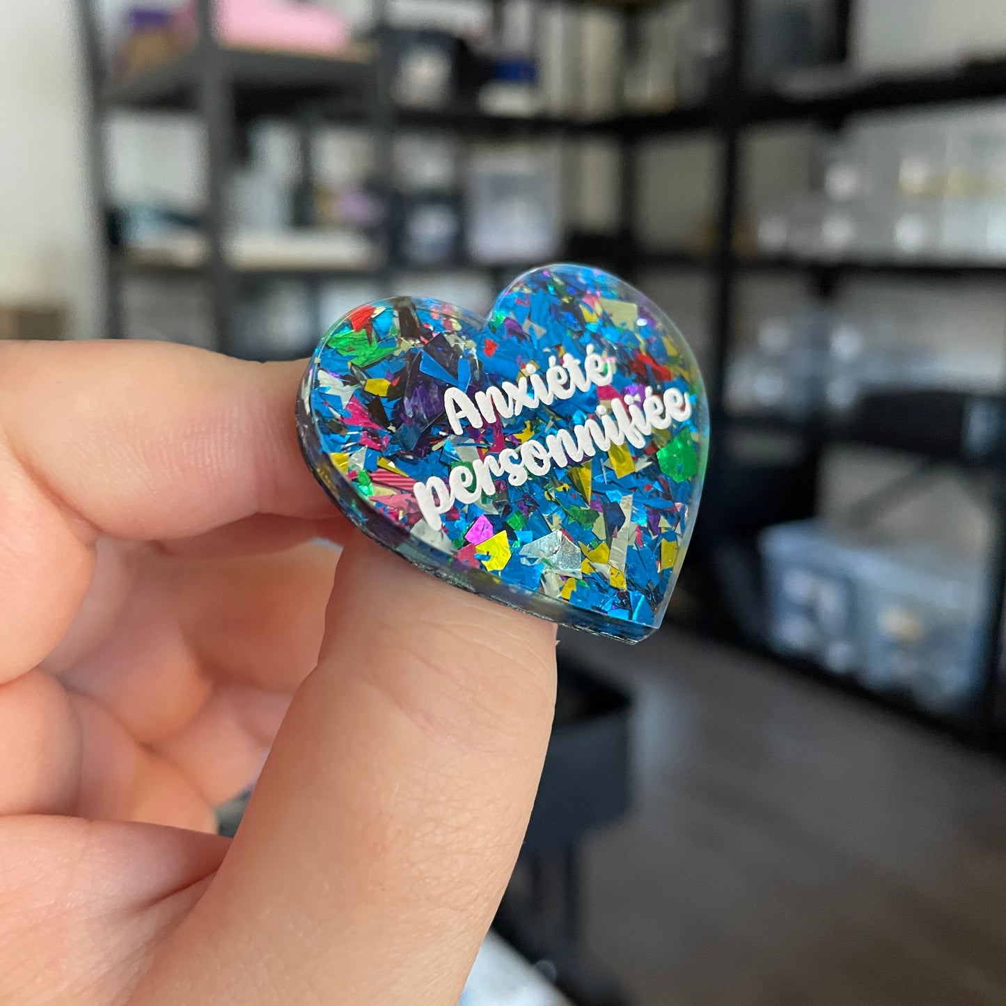 [CONTRÔLE TECHNIQUE] Broche "Anxiété personnifiée" en acrylique transparente avec des éclats de confettis bleus et multicolores