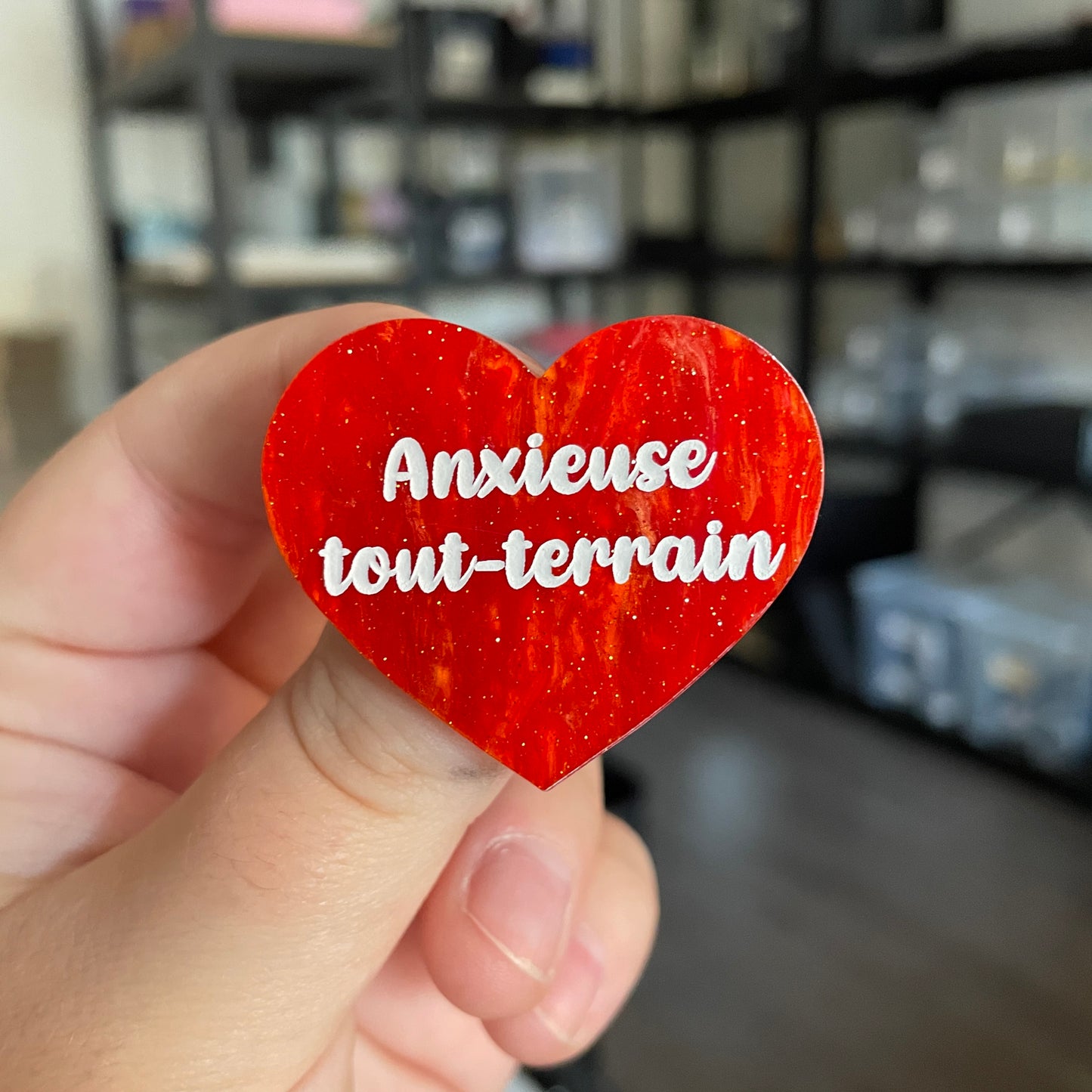 [CONTRÔLE TECHNIQUE] Broche "Anxieuse tout-terrain" en acrylique marbrée orange à paillettes