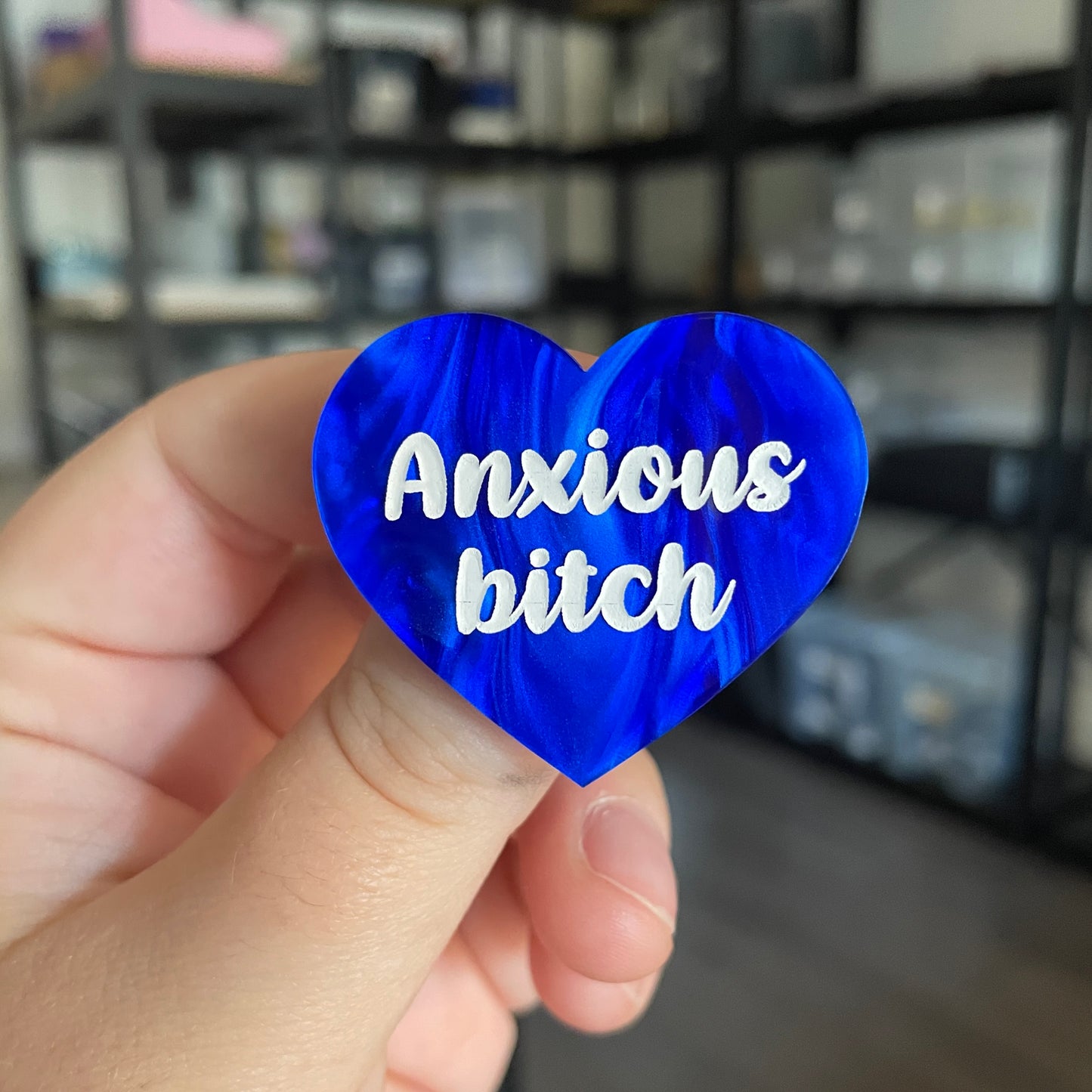 [CONTRÔLE TECHNIQUE] Broche "Anxious bitch" en acrylique marbrée bleue