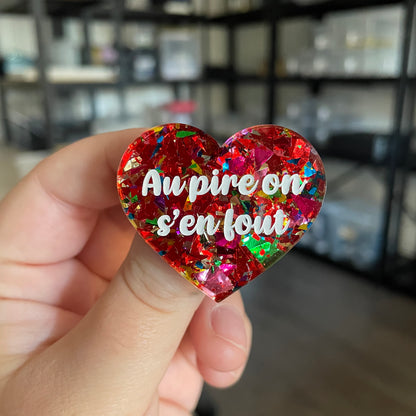 [CONTRÔLE TECHNIQUE] Broche "Au pire on s'en fout" en acrylique transparente avec des éclats de confettis rouges et multicolores