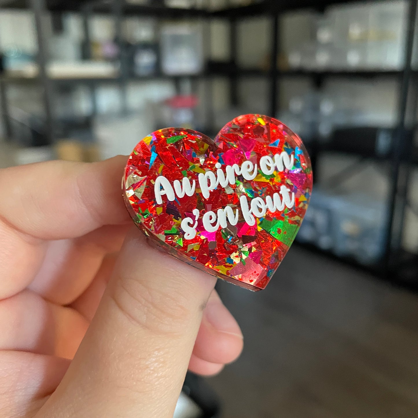 [CONTRÔLE TECHNIQUE] Broche "Au pire on s'en fout" en acrylique transparente avec des éclats de confettis rouges et multicolores