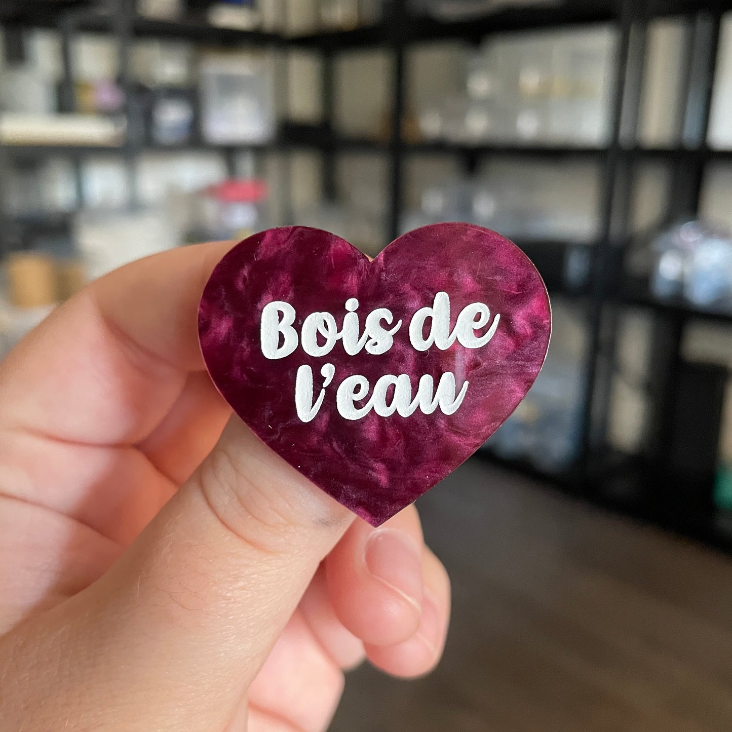 [CONTRÔLE TECHNIQUE] Broche "Bois de l'eau" en acrylique marbrée bordeaux