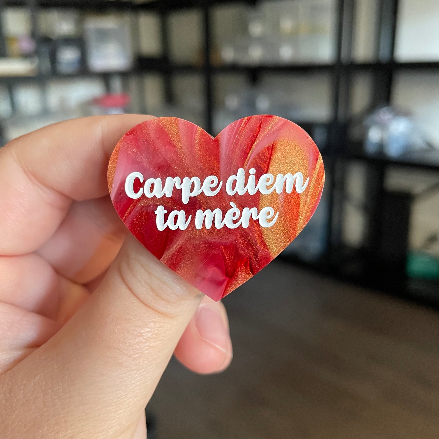 [CONTRÔLE TECHNIQUE] Broche "Carpe diem ta mère" en acrylique marbrée rouge, blanche et dorée