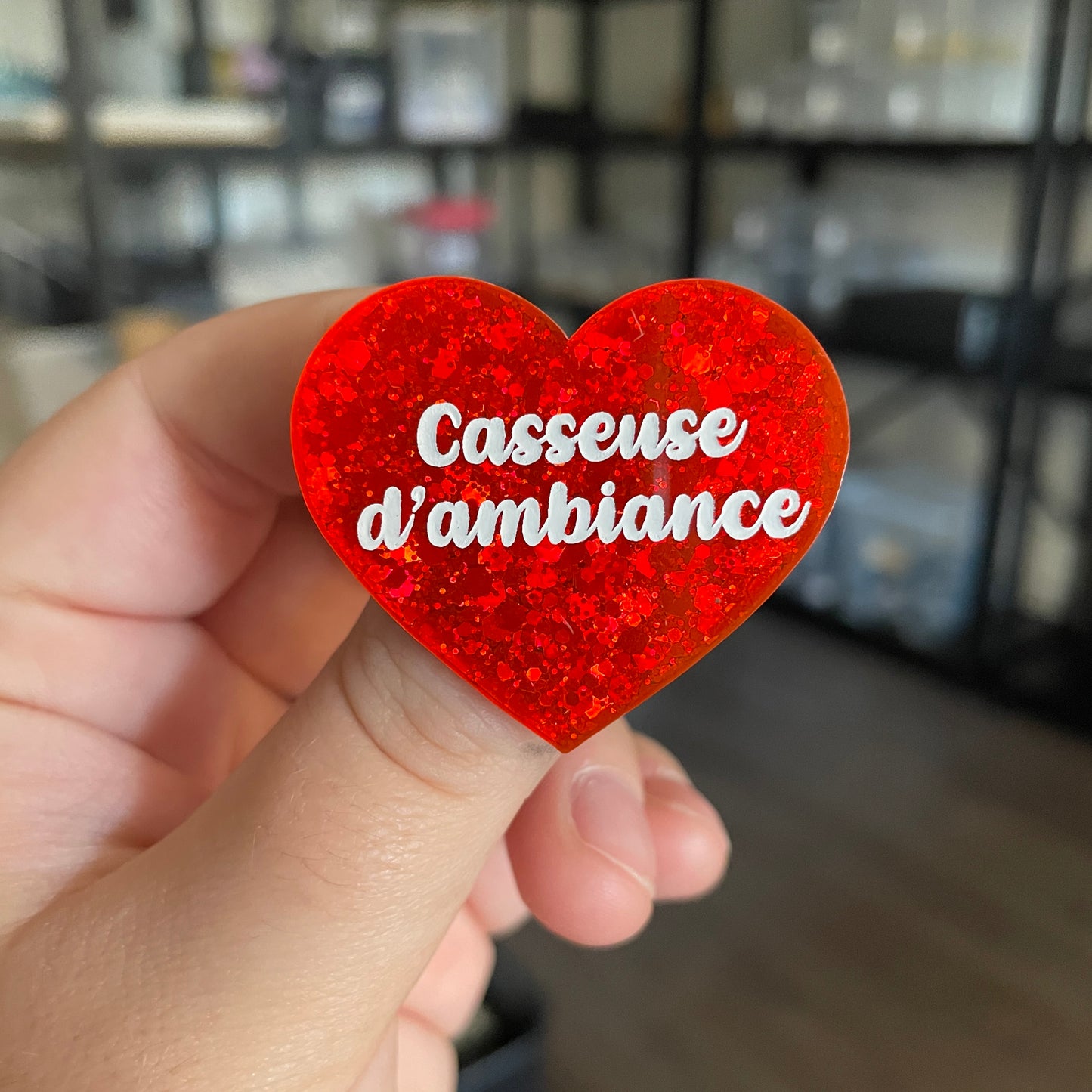 [CONTRÔLE TECHNIQUE] Broche "Casseuse d'ambiance" en acrylique à paillettes oranges