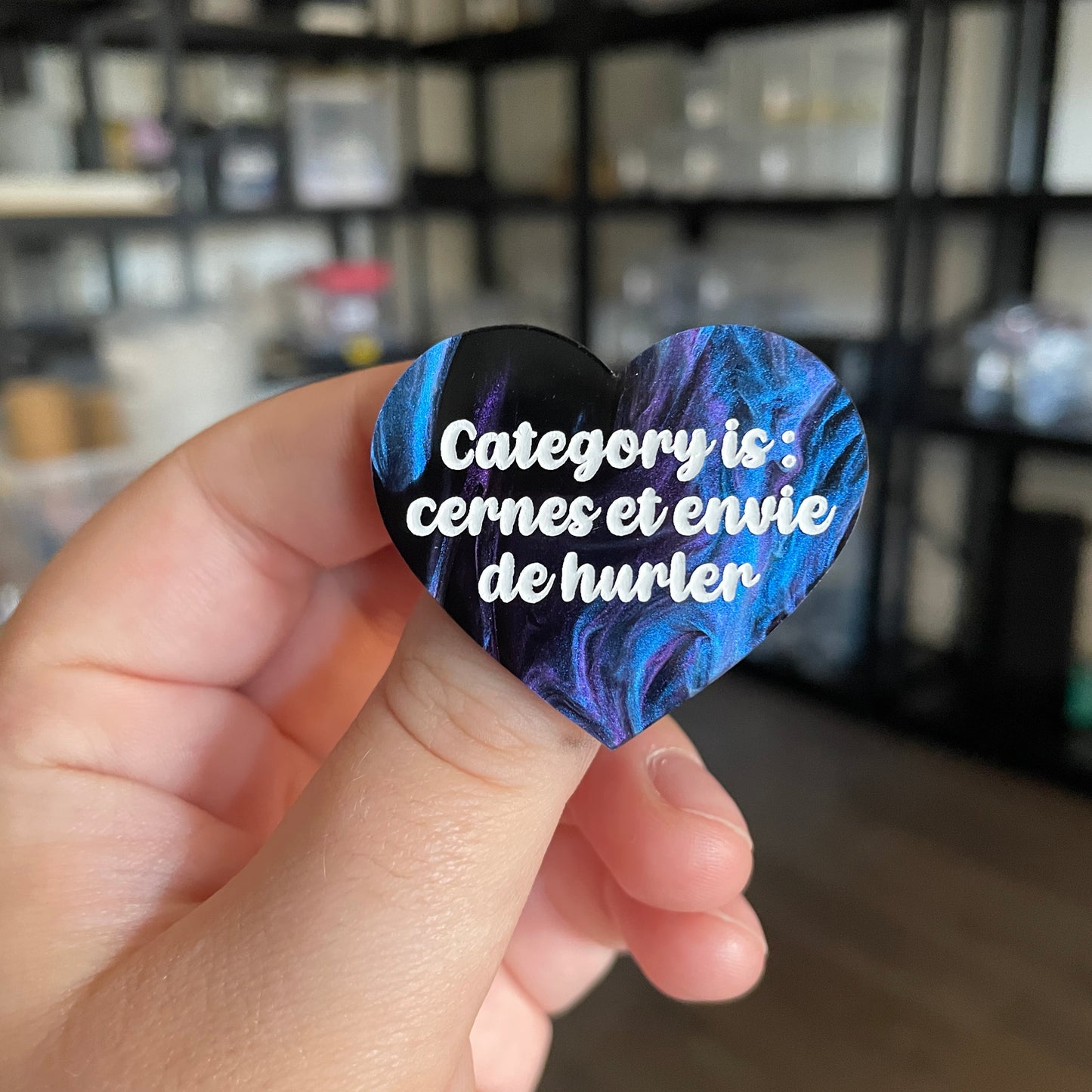 [CONTRÔLE TECHNIQUE] Broche "Category is : cernes et envie de hurler" en acrylique marbrée noire, bleue et violette