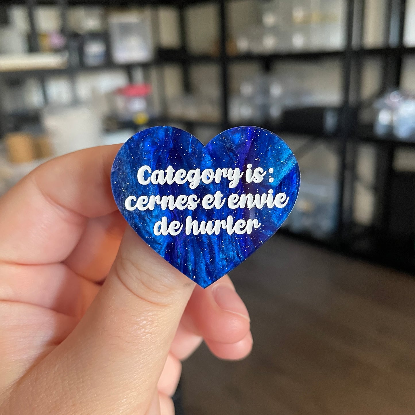 [CONTRÔLE TECHNIQUE] Broche "Category is : cernes et envie de hurler" en acrylique marbrée bleue à paillettes