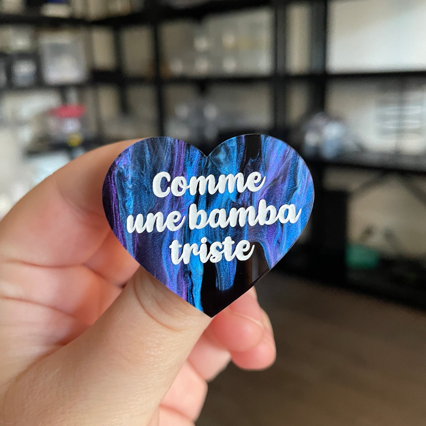 [CONTRÔLE TECHNIQUE] Broche "Comme une bamba triste" en acrylique marbrée noire, bleue et violette