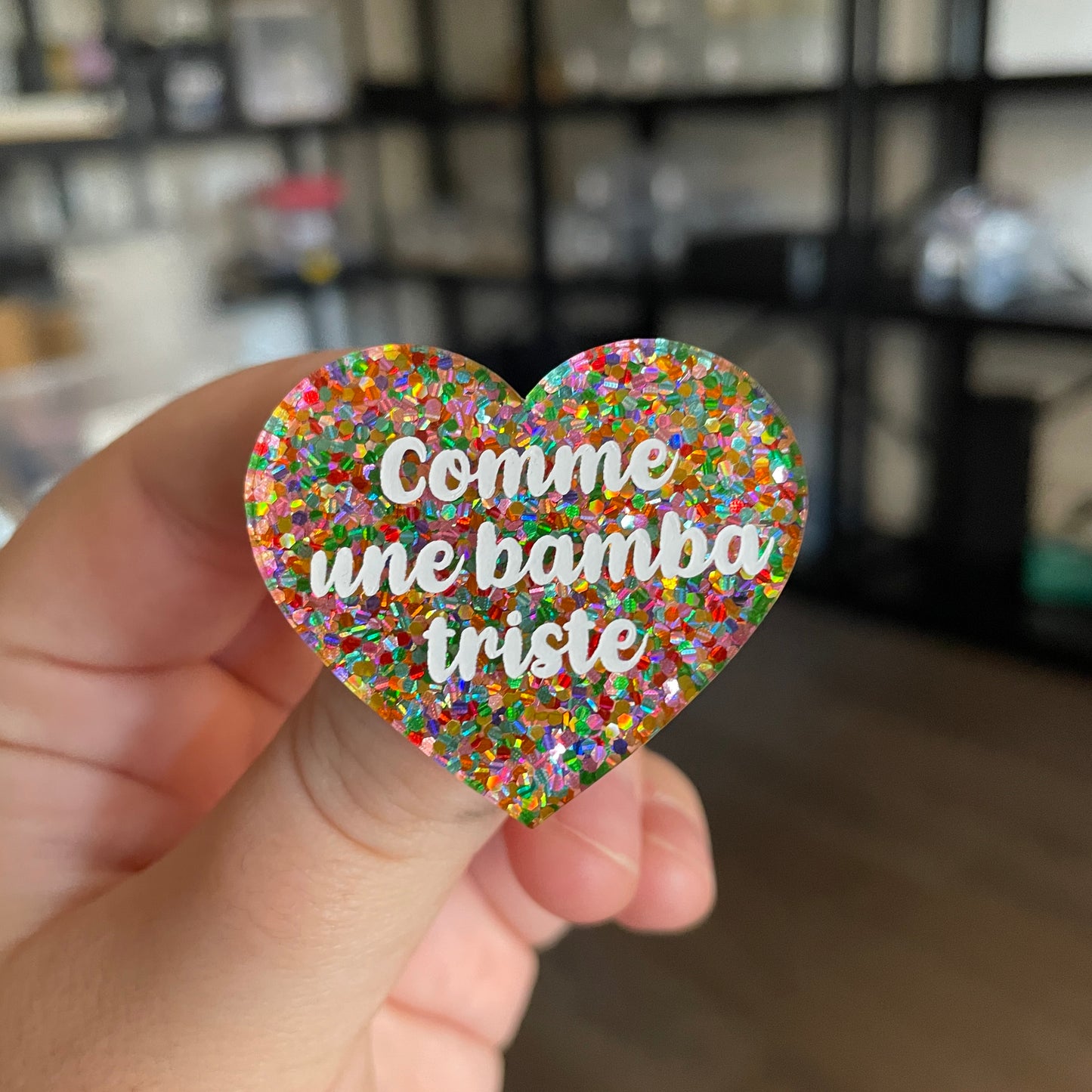 [CONTRÔLE TECHNIQUE] Broche "Comme une bamba triste" en acrylique avec des pois multicolores