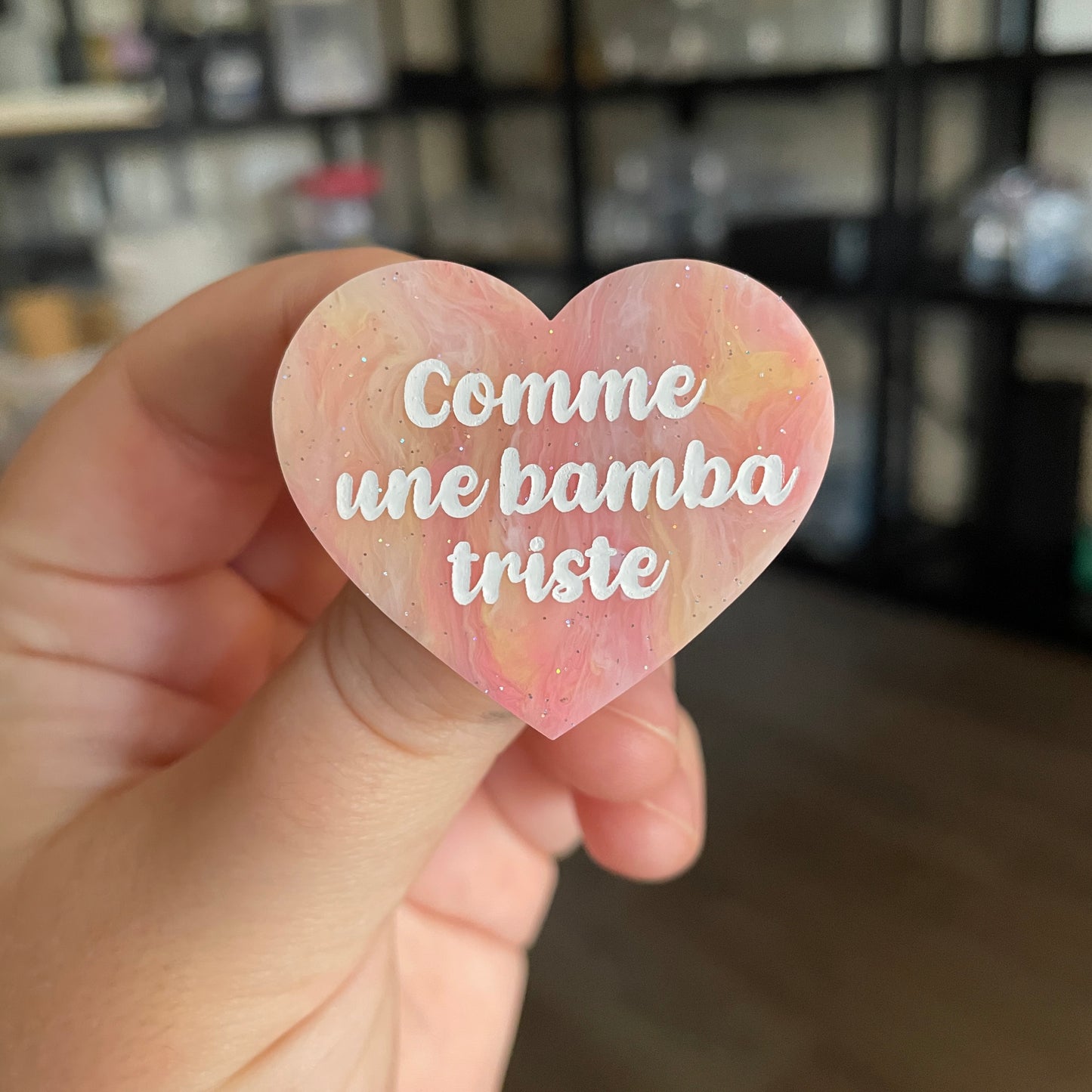 [CONTRÔLE TECHNIQUE] Broche "Comme une bamba triste" en acrylique marbrée orange, rose et corail