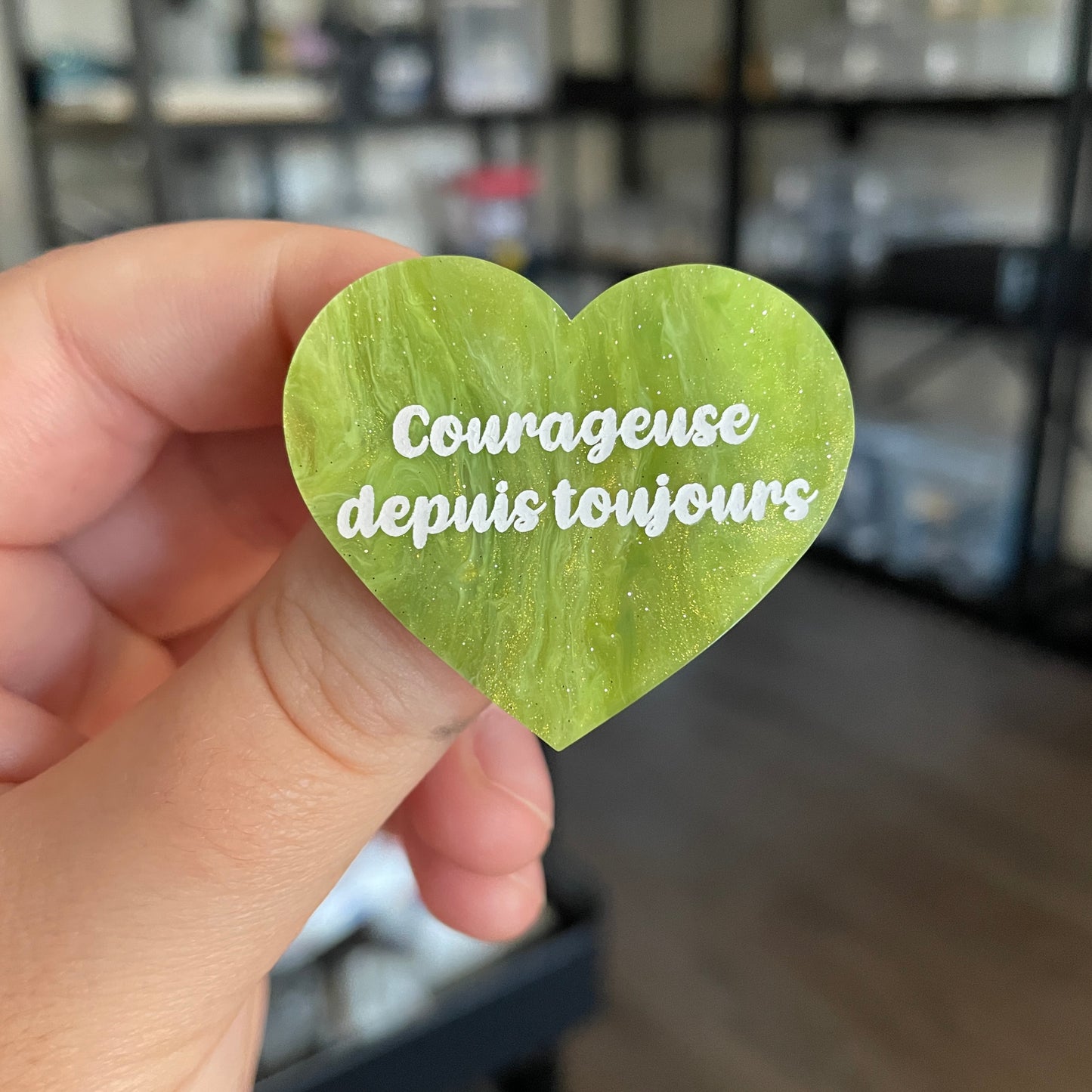 [CONTRÔLE TECHNIQUE] Broche "Courageuse depuis toujours" en acrylique marbrée verte et dorée