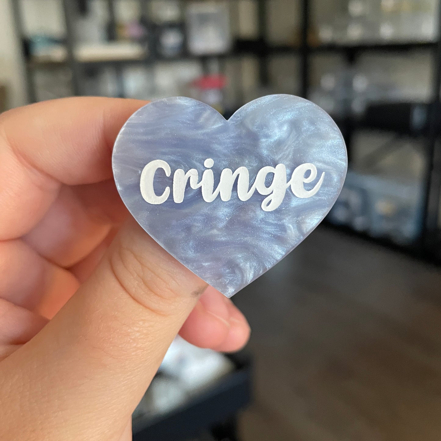 [CONTRÔLE TECHNIQUE] Broche "Cringe" en acrylique marbrée bleue/grise