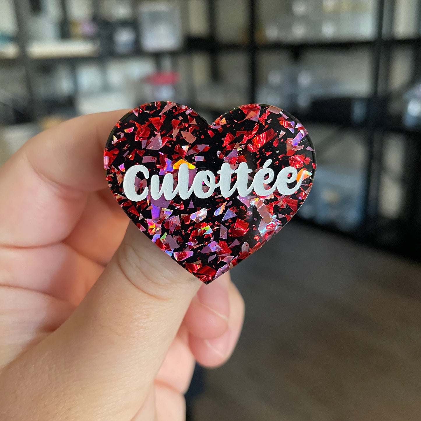 [CONTRÔLE TECHNIQUE] Broche "Culottée" en acrylique noire avec des éclats de confettis rouges et roses