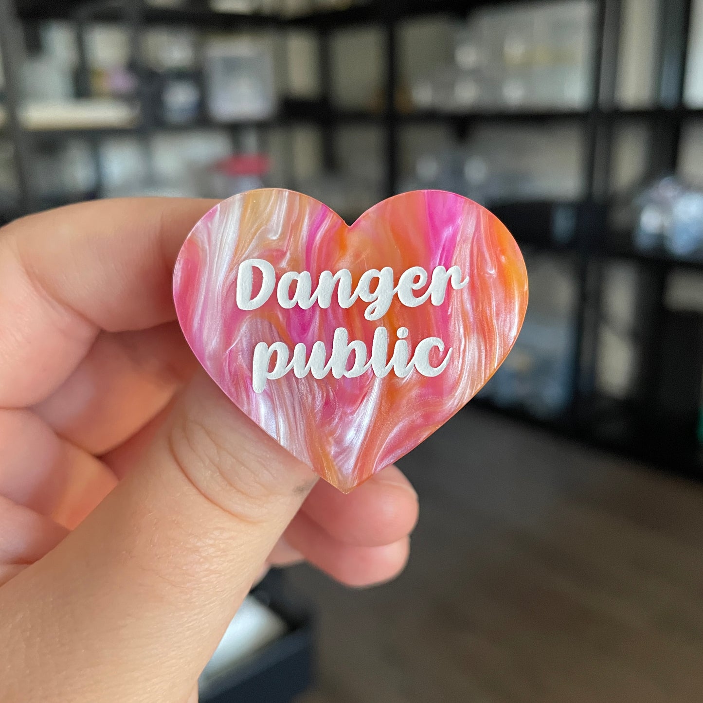 [CONTRÔLE TECHNIQUE] Broche "Danger public" en acrylique marbrée orange, rose et blanche