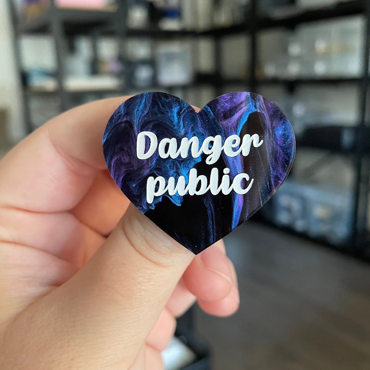 [CONTRÔLE TECHNIQUE] Broche "Danger public" en acrylique marbrée noire, bleue et violette
