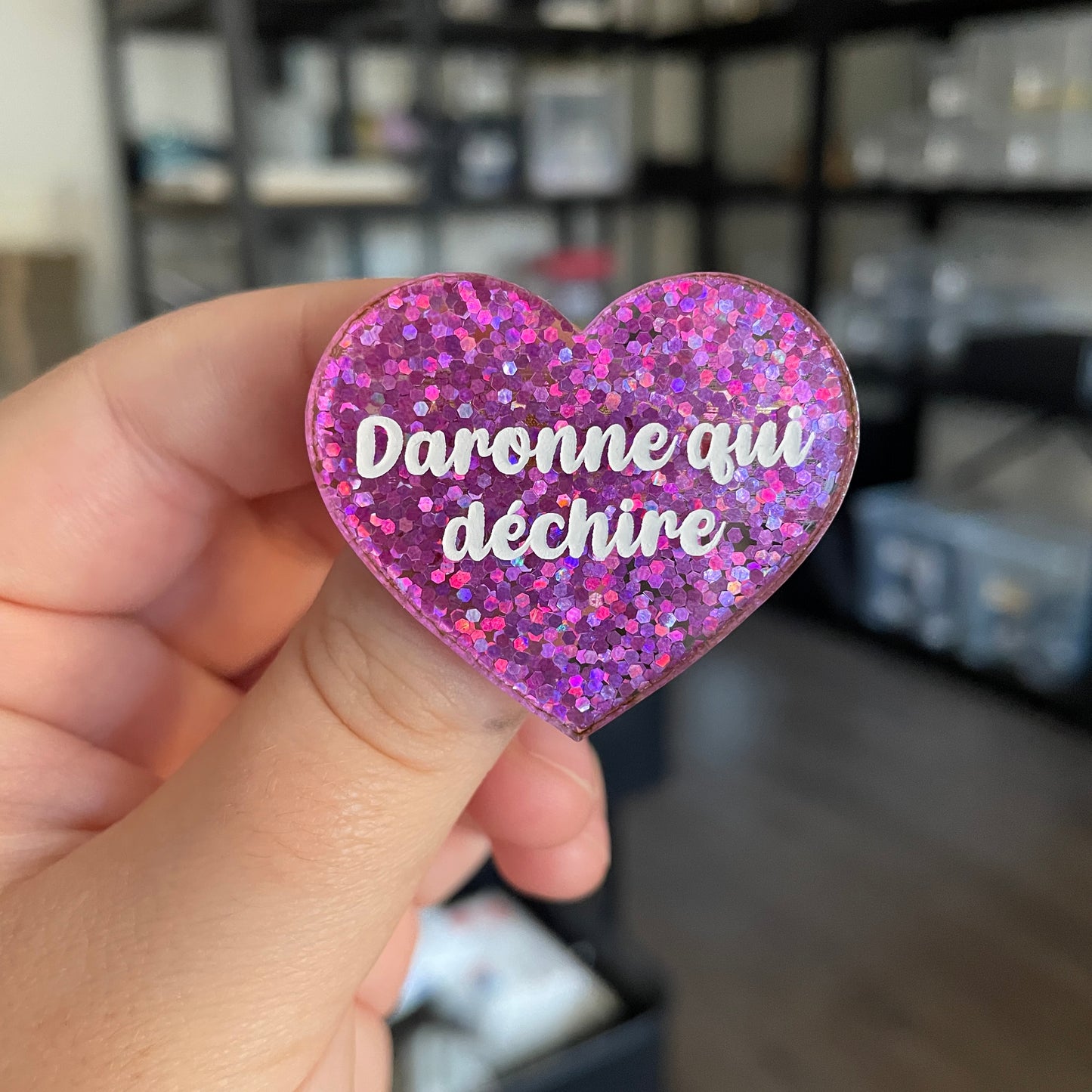[CONTRÔLE TECHNIQUE] Broche "Daronne qui déchire" en acrylique semi transparente avec des paillettes violettes