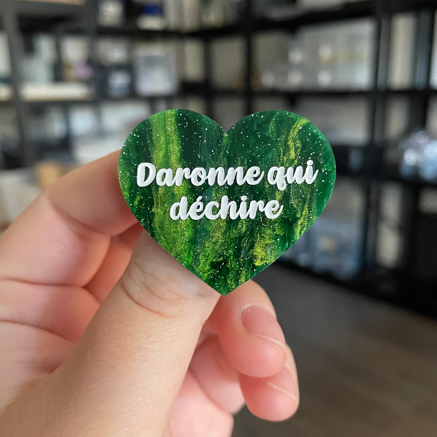 [CONTRÔLE TECHNIQUE] Broche "Daronne qui déchire" en acrylique marbrée verte et dorée