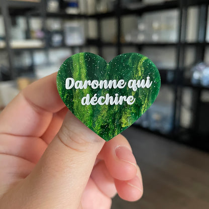 [CONTRÔLE TECHNIQUE] Broche "Daronne qui déchire" en acrylique marbrée verte et dorée