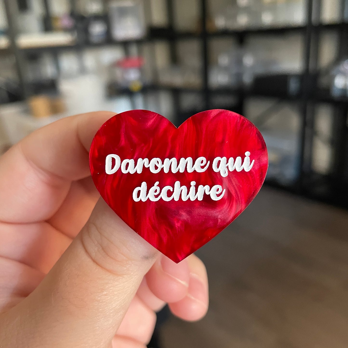 [CONTRÔLE TECHNIQUE] Broche "Daronne qui déchire" en acrylique marbrée rouge