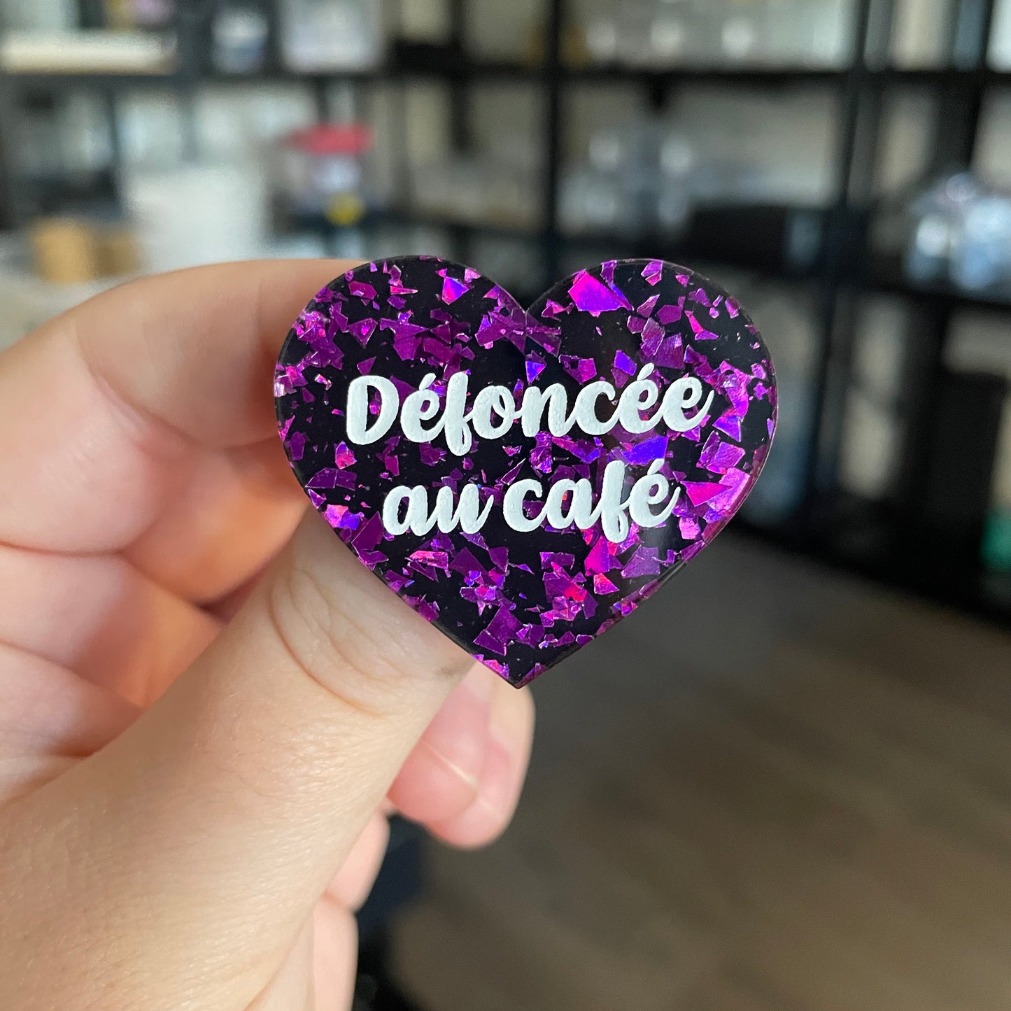 [CONTRÔLE TECHNIQUE] Broche "Défoncée au café" en acrylique noire avec des éclats de confettis violets