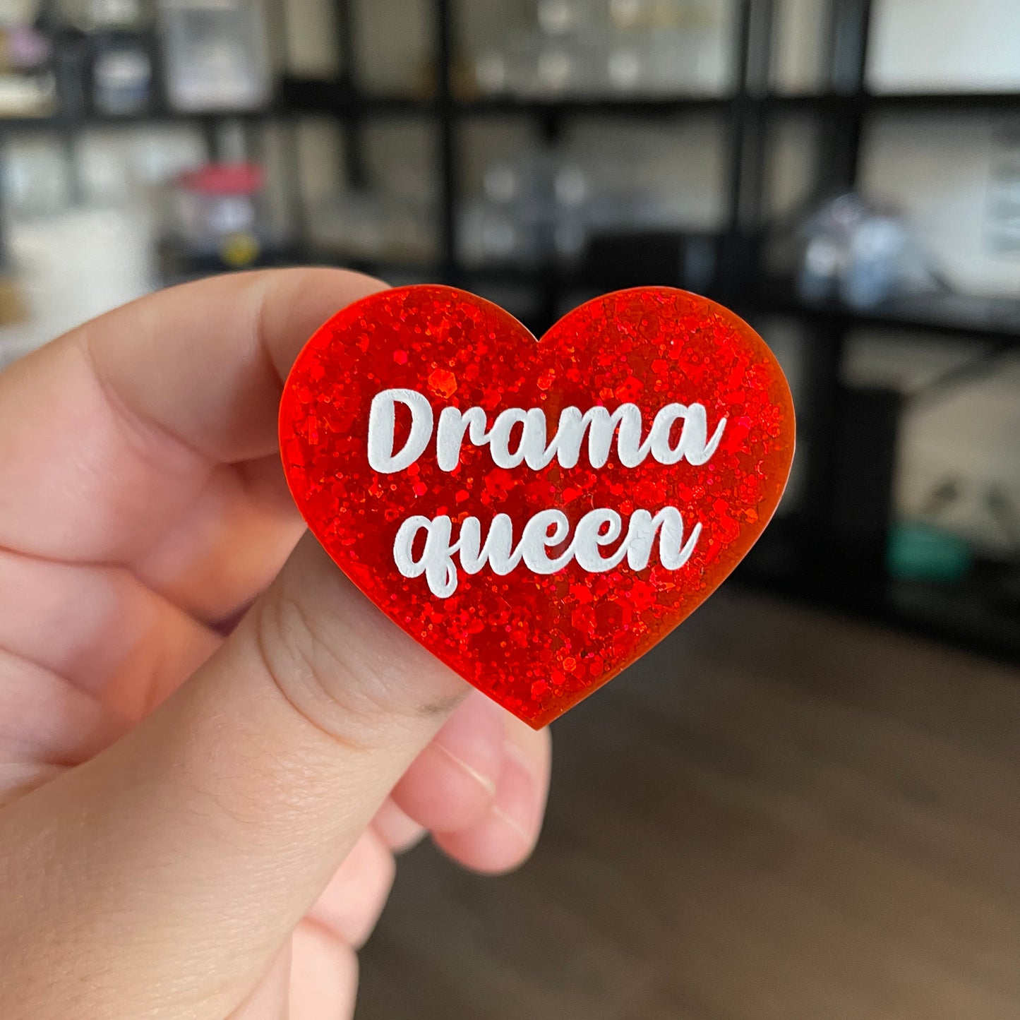 [CONTRÔLE TECHNIQUE] Broche "Drama queen" en acrylique à paillettes oranges