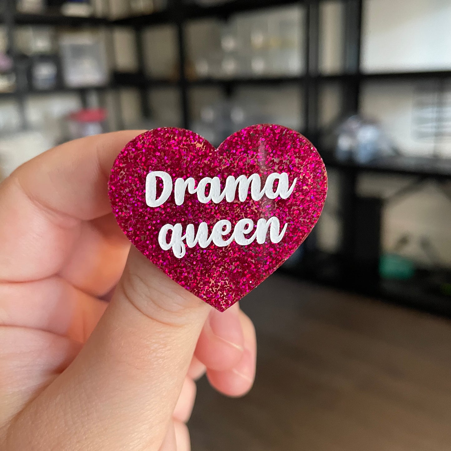 [CONTRÔLE TECHNIQUE] Broche "Drama queen" en acrylique à paillettes roses