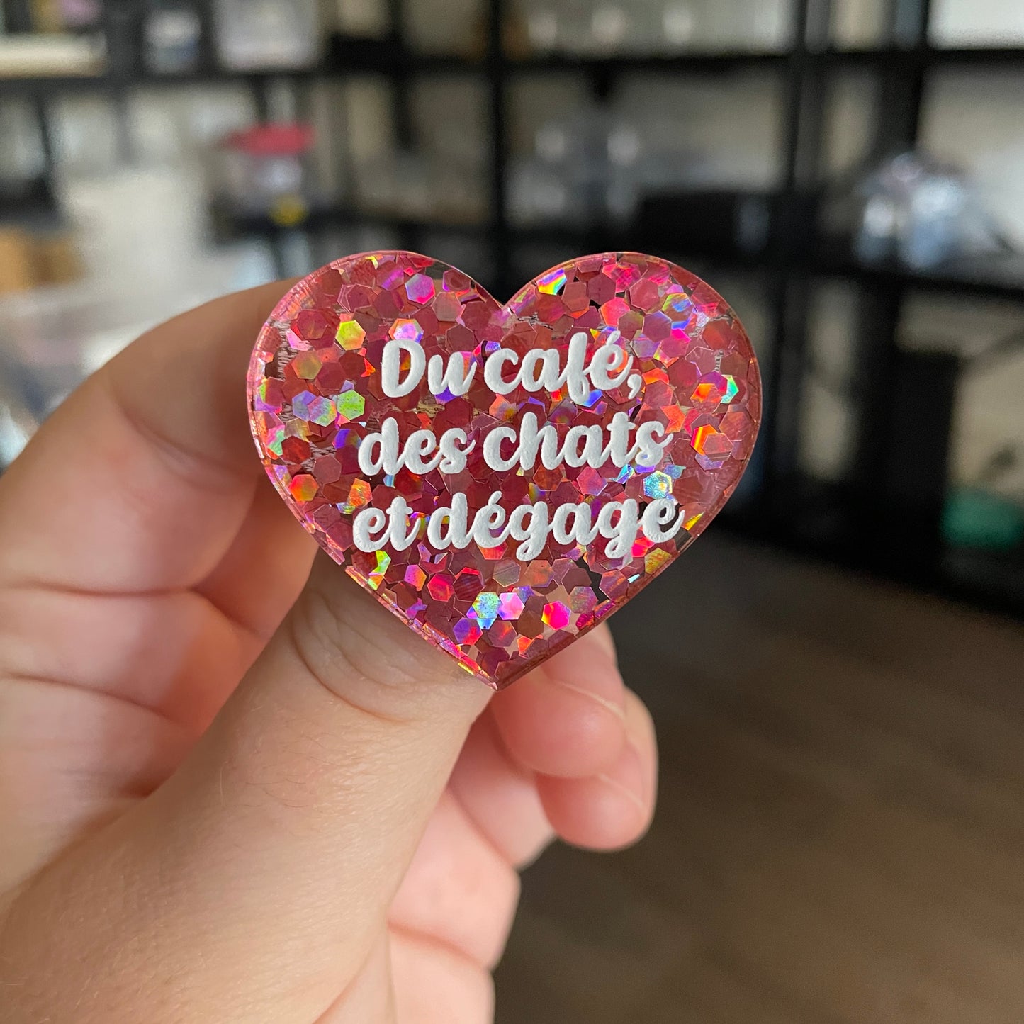 [CONTRÔLE TECHNIQUE] Broche "Du café, des chats et dégage" en acrylique semi transparente avec des confettis corail