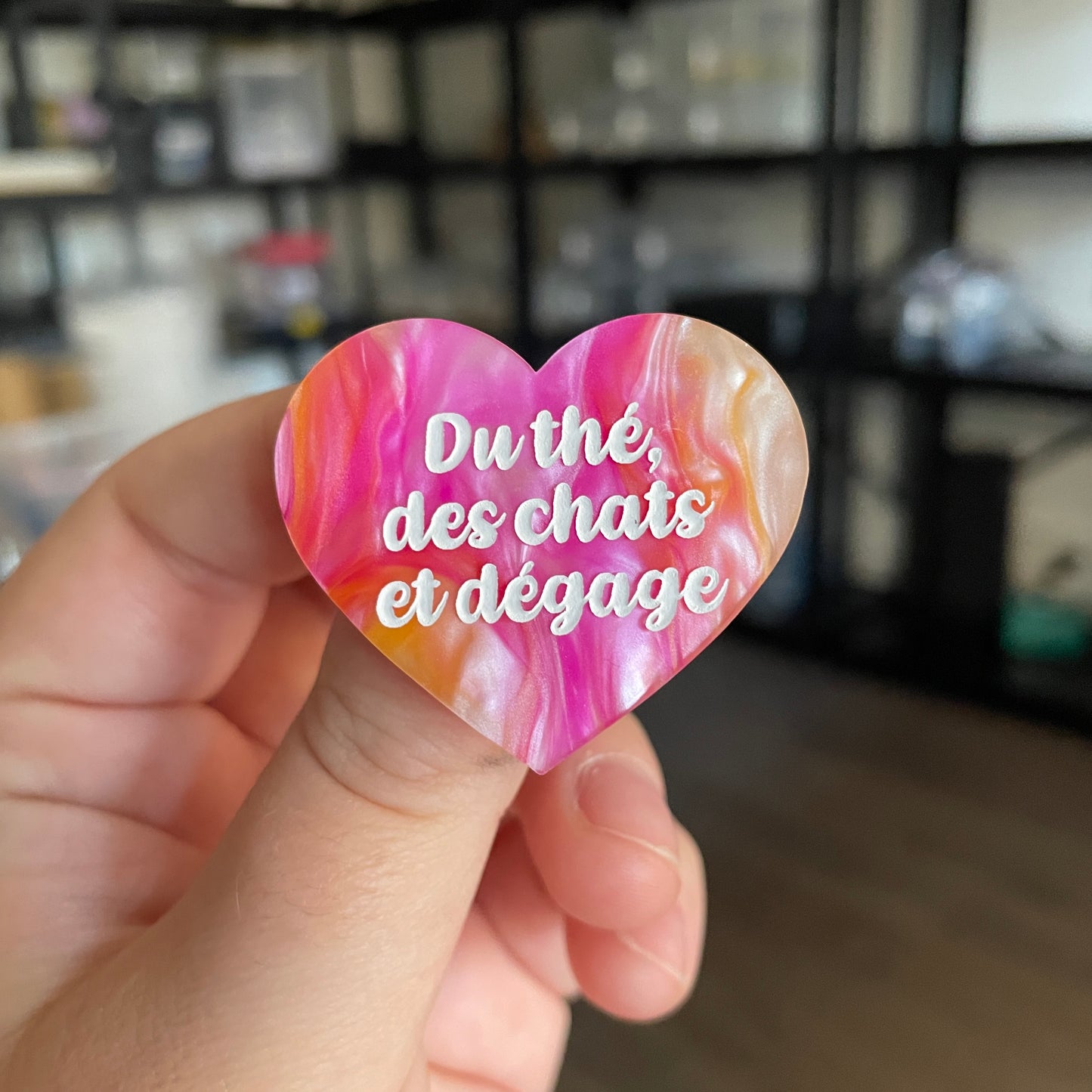 [CONTRÔLE TECHNIQUE] Broche "Du thé, des chats et dégage" en acrylique marbrée orange, rose et blanche