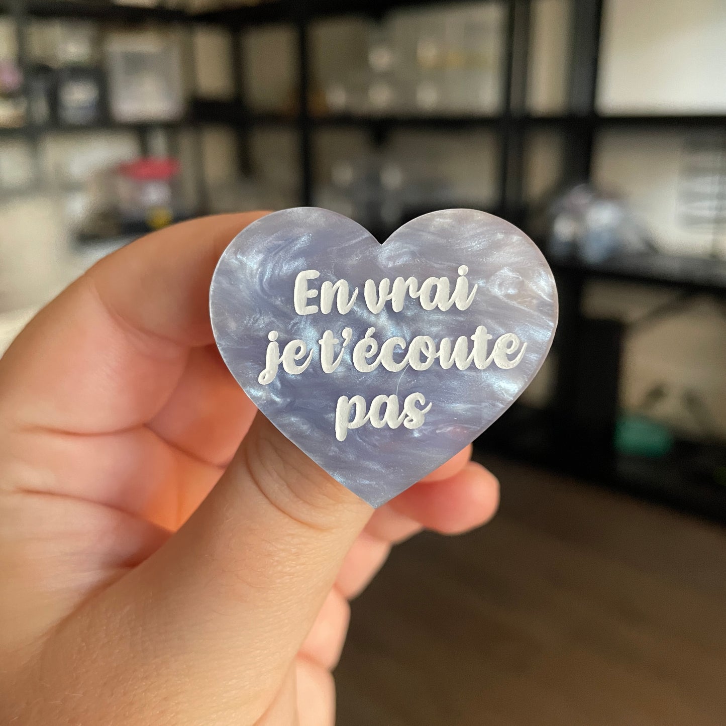[CONTRÔLE TECHNIQUE] Broche "En vrai je t'écoute pas" en acrylique marbrée bleue/grise