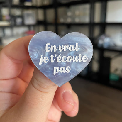 [CONTRÔLE TECHNIQUE] Broche "En vrai je t'écoute pas" en acrylique marbrée bleue/grise