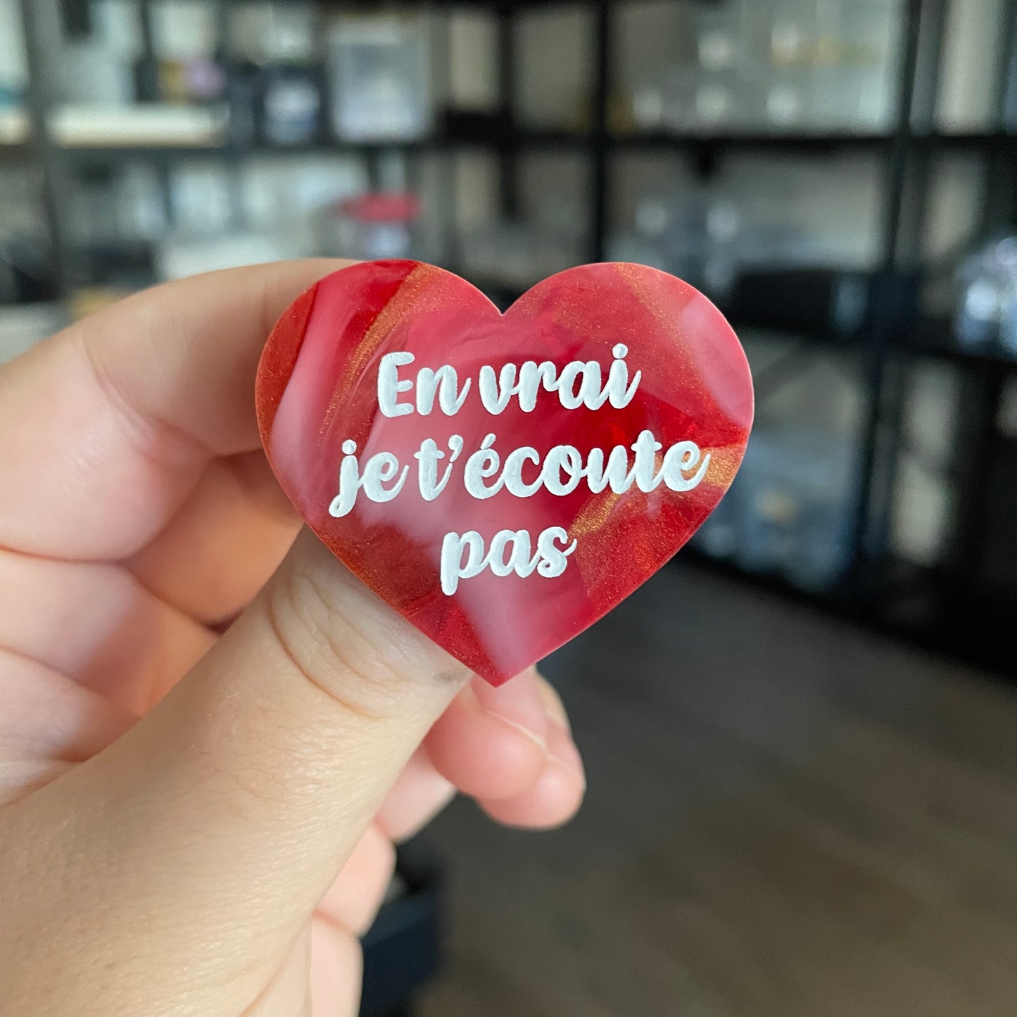[CONTRÔLE TECHNIQUE] Broche "En vrai je t'écoute pas" en acrylique marbrée rouge, blanche et dorée