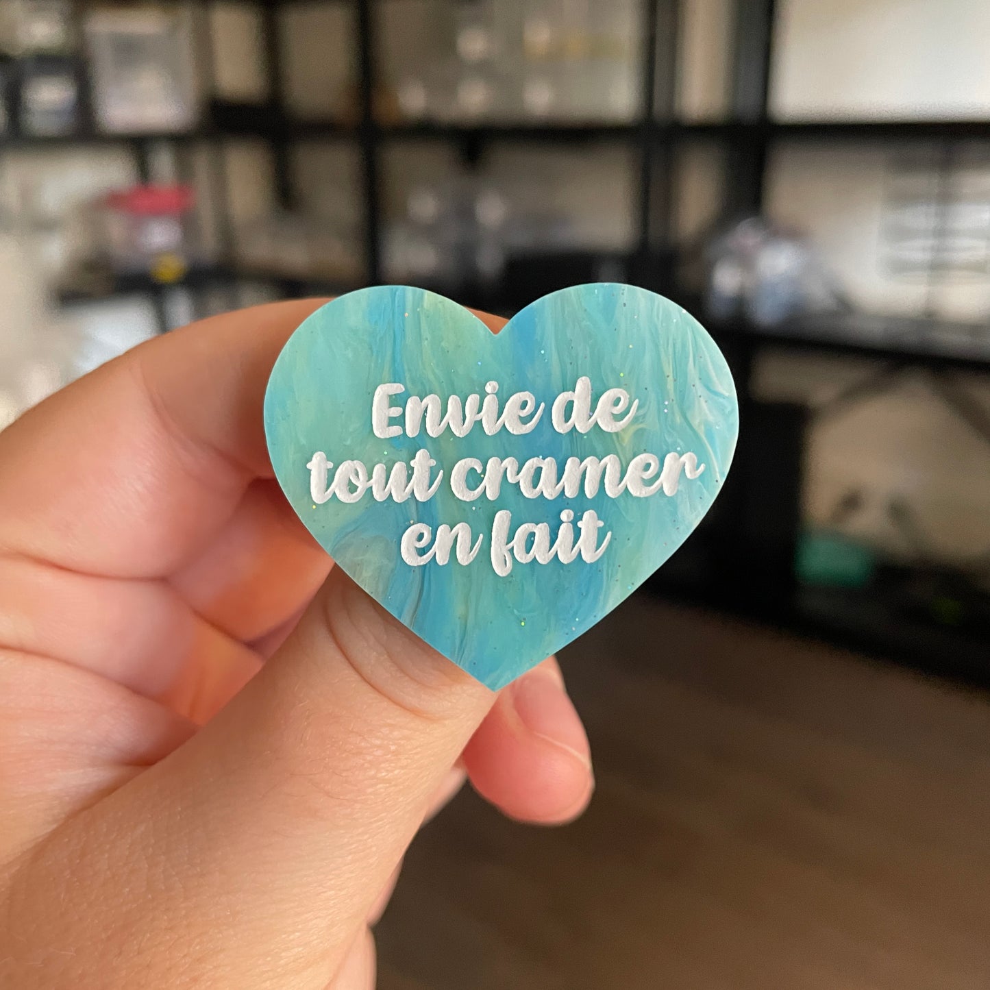 [CONTRÔLE TECHNIQUE] Broche "Envie de tout cramer en fait" en acrylique marbrée bleue et jaune