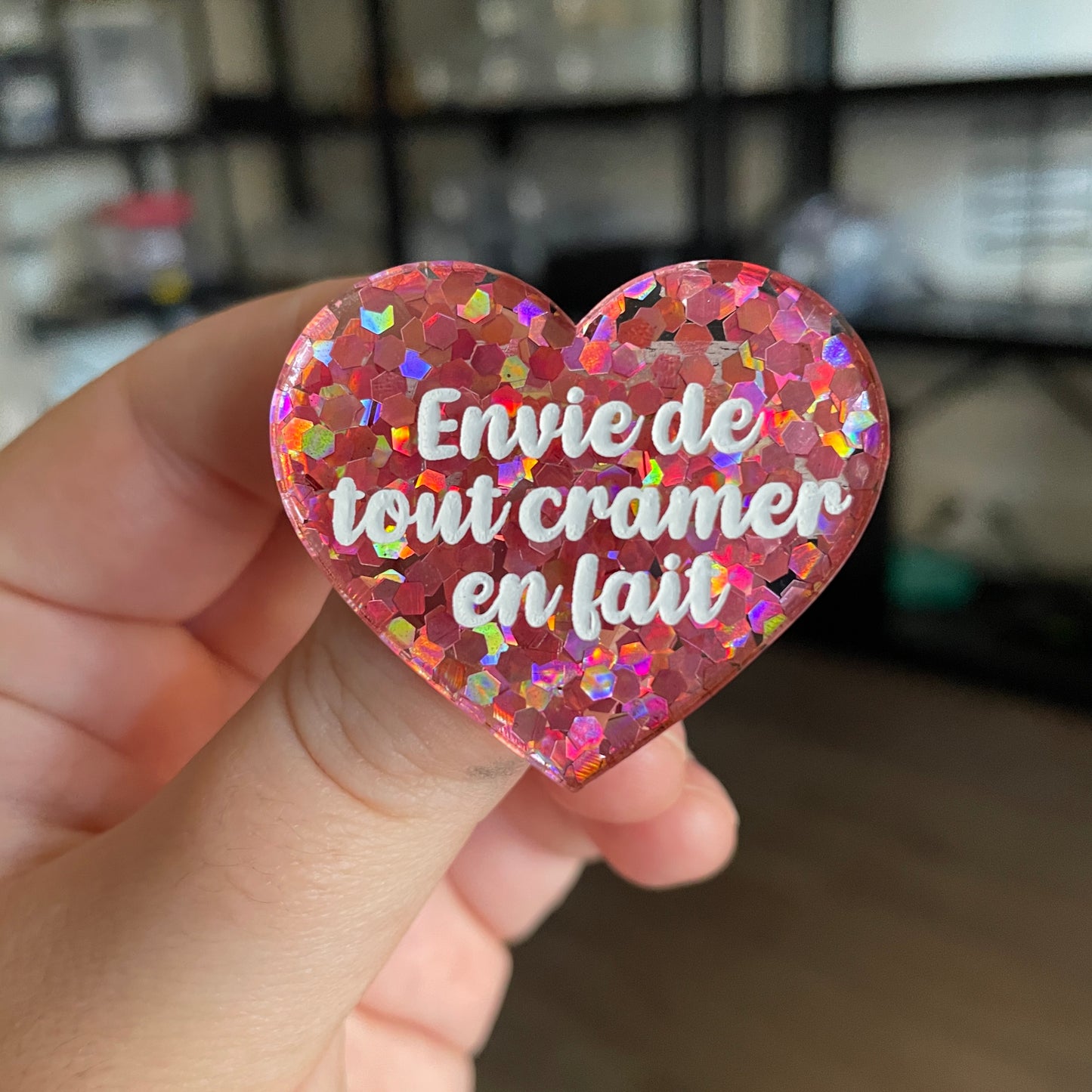 [CONTRÔLE TECHNIQUE] Broche "Envie de tout cramer en fait" en acrylique semi transparente avec des confettis corail